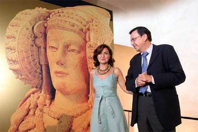 La ministra de Cultura, Carmen Calvo, y el alcalde de Elche, Diego Macià, ayer en Elche.