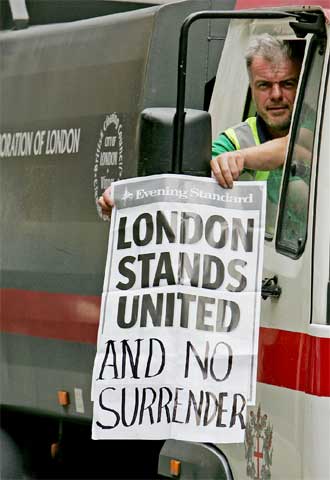 Un empleado municipal londinense sostiene un cartel que dice: 