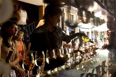 La oficina de turismo de Barcelona ha estrenado, con motivo del Año de la Alimentación, la Cocina y la Gastronomía, una ruta   gourmet   guiada, que pasa por mercados y locales como La Vinya del Senyor (en la foto).