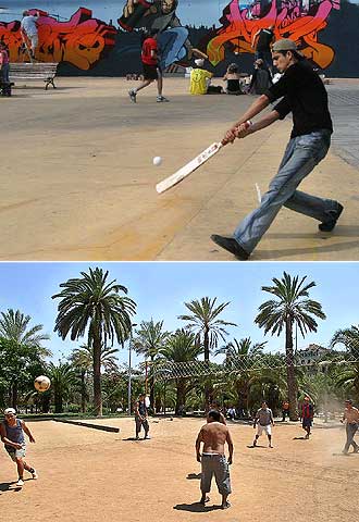 Arriba, un joven paquistaní en plaza de las Tres Xemeneies; abajo, un partido de voley en la plaza del Escorxador.
