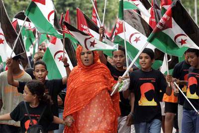 Niños saharauis se manifiestan, ayer, por las calles de La Vall d'Uixó.