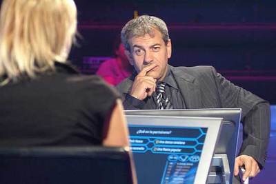Carlos Sobera levanta la ceja ante una concursante de  ¿Quién quiere ser millonario? 