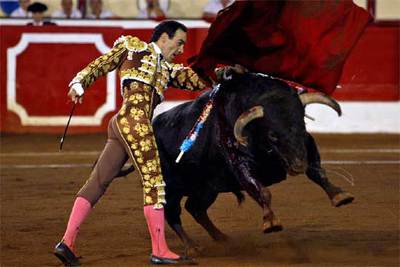 El Cid, durante un momento de su faena ayer en Santander.