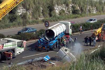 Imagen del camión volcado ayer en la autovía A-67 de Cantabria.