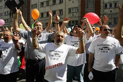 Concentración de taxistas frente a la Consejería de Transportes, en la calle de Maudes.