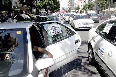 La manifestación de los taxistas tras el apuñalamiento de un compañero, ayer por la mañana en la Gran Vía de Bilbao.