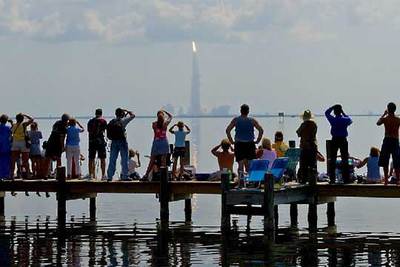Los espectadores observan el lanzamiento del  Discovery  desde la base espacial Kennedy en Florida.