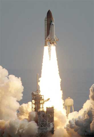 Despegue del  Discovery  desde la plataforma de lanzamiento.