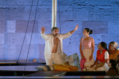 Un momento del ensayo general de  Una Odisea antillana  en el teatro romano de Mérida.