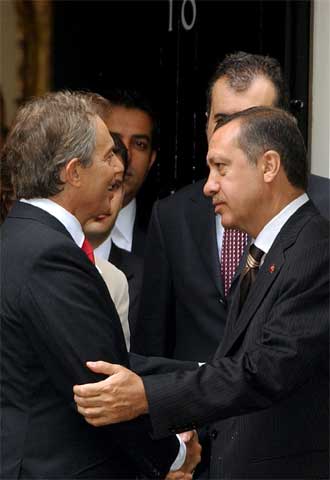 Blair saluda al primer ministro turco, Erdogan, ayer en Londres.