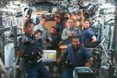 Las tripulaciones del  Discovery  y de la estación espacial posan para una foto realizada por el astronauta Steve Robinson.