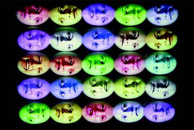 '25 Heads. Multicolored' (2005), de Tony Oursler.