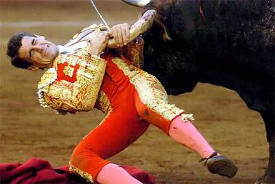 El diestro Francisco Marco, en el momento de ser cogido por su segundo toro.