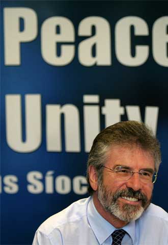 El líder del Sinn Fein, Gerry Adams, se dirige a la prensa en Belfast.