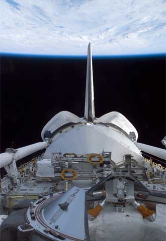 Vista del  Discovery,  con la bodega abierta, atracado ayer en la ISS.