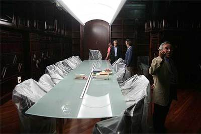 El consejero de Economía, José Antonio Griñán, revisó el pasado viernes la nueva sala de reuniones del Consejo de Gobierno en la Casa Rosa.