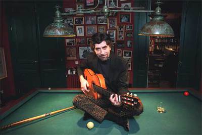 Sabina, en el billar de su casa.