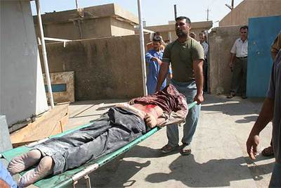 El cadáver de uno de los empleados del aeropuerto de Bagdad es trasladado a un hospital de la capital iraquí.