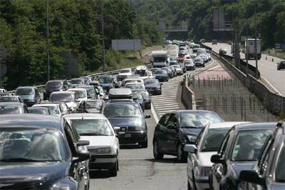 Imagen de las retenciones registradas ayer en el peaje francés de Biriatou, a escasos metros de la frontera con España.