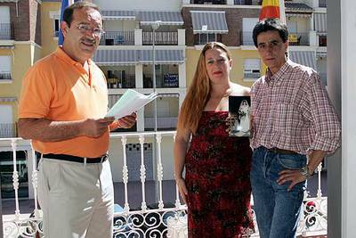 Antonio y Mari, con el teniente de alcalde de Torre del Mar, Manuel Rincón.