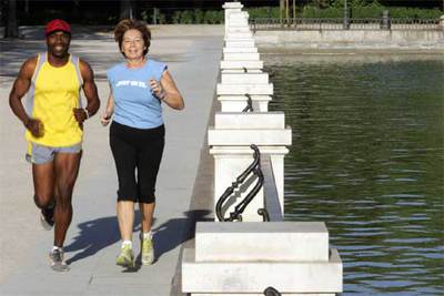 Celia Villalobos, demostrando el jueves, en el parque del Retiro de Madrid, hasta qué punto le va la marcha.