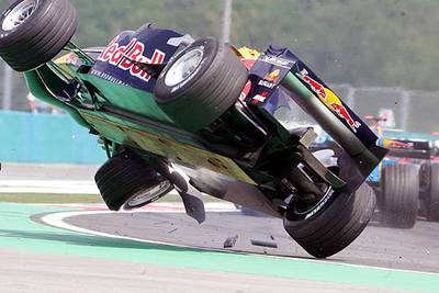 El coche de Christian Klien vuela tras los toques producidos poco después de la salida.