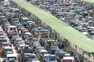 Cientos de vehículos hacen cola en el puerto de Algeciras para embarcar hacia Marruecos.