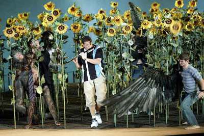 Michael Schade, en el centro, en el papel de Tamino en el nuevo montaje de la ópera La flauta mágica, con la que Riccardo Muti ha regresado a Salzburgo.