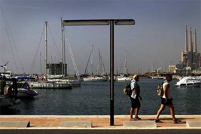 El puerto de Badalona, recién inaugurado, empieza a acoger las primeras naves de recreo.