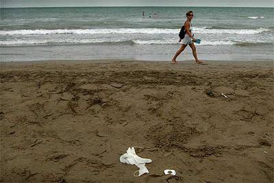 Unos guantes de látex abandonados en el lugar donde fue atropellada una mujer en la playa.
