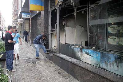 Una oficina de Iberia destrozada en el barrio de Algorta, en Getxo, la pasada madrugada.