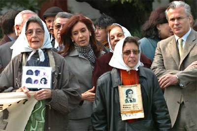La senadora Fernández (segunda por la izquierda) y Garzón, junto a Madres de Plaza de Mayo en Buenos Aires.
