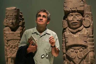 Bernardo Atxaga, en la exposición de  El imperio azteca,  en Bilbao.