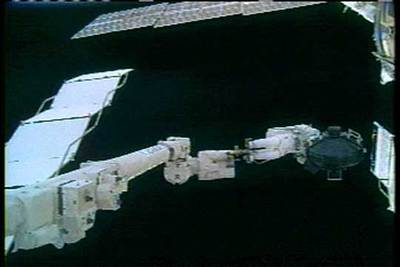 Los astronautas Noguchi y Robinson, ayer, durante su paseo espacial fuera de la estación orbital.