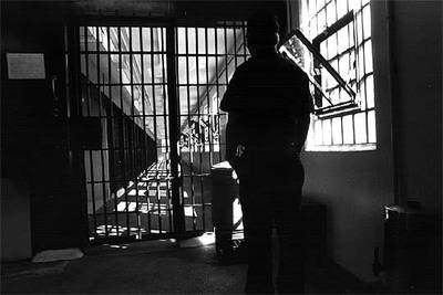 Interior del  corredor de la muerte  de una prisión estadounidense.rnrnAbajo, foto policial de César Fierro.