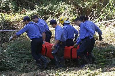 Los equipos de rescate, ayer, retirando el cuerpo sin vida del payés desaparecido el martes durante la tormenta.