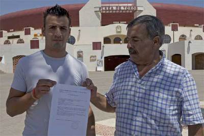 Juan A. San Martín y su padre, con la denuncia contra el teniente de la Guardia Civil de Roquetas.rnrn  JOSE MANUEL V