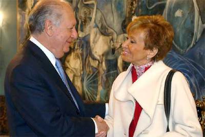 El presidente chileno, Ricardo Lagos, saluda a la vicepresidenta María Teresa Fernández de la Vega.
