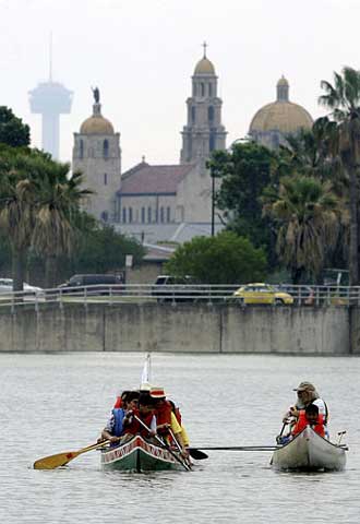 En San Antonio se mezclan codo con codo muestrasrnrnde la arquitectura colonial en edificios restaurados, torres de los años veinte y modernos rascacielos de cristal.rnrnUna ciudad en la que hay más tensión entre los promotores irresponsables y los conservacionistas que entre hispanos y anglos.