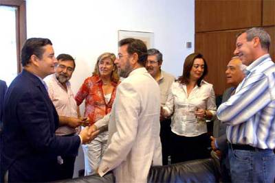 Los portavoces parlamentarios, ayer, antes de abordar en Diputación Permanente un debate sobre los incendios.