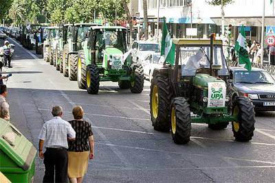 Una caravana de tractores reclama  ayuda por la sequía