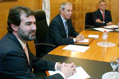 Touriño, flanqueado por Anxo Quintana (izquierda) y Xosé Luis Méndez, en el primer Consejo de la Xunta.
