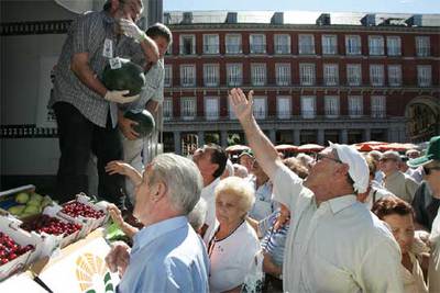 Los agricultores regalan 25 toneladas de fruta