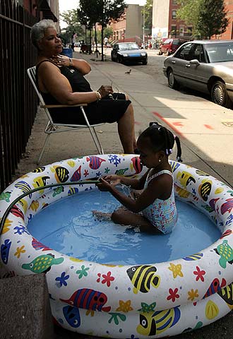 Una abuela y su nieta se refrescan en una calle del Spanish Harlem. Este barrio está habitado mayoritariamente por puertorriqueños, la minoría hispana que se considera más neoyorquina que nadie.