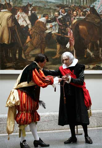 Vicente Camacho (a la izquierda) y Francisco Hernández, ayer, ante  Las lanzas,  de Velázquez.