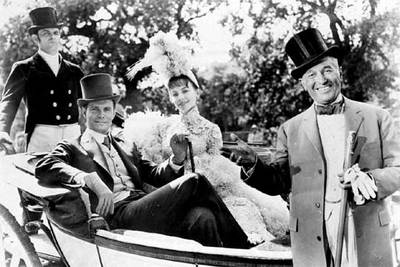 De izquierda a derecha, Louis Jourdan, Leslie Caron y Maurice Chevalier, en un fotograma de  Gigi. 