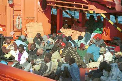 Inmigrantes hacinados en la cubierta del buque  Olomne  en febrero pasado.