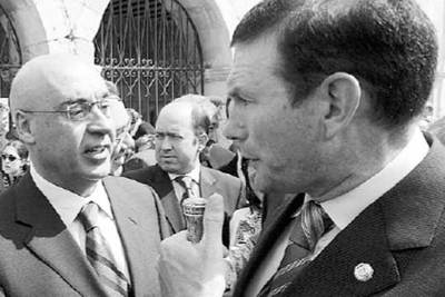 Rojo (izquierda) habla con el  lehendakari  Ibarretxe durante la pasada fiesta de San Prudencio.