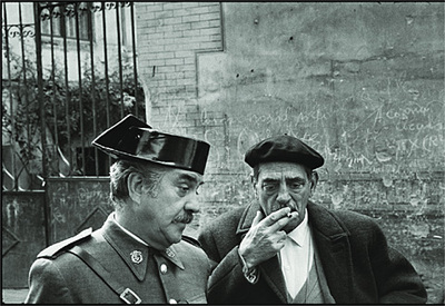 Luis Buñuel y un actor caracterizado de guardia civil, en el rodaje de 'Tristana', en Toledo, en 1970. 