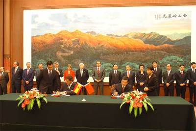 El presidente Rodríguez Zapatero y el primer ministro chino, Wen Jibao, en la firma del acuerdo Acciona-CASC.